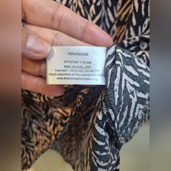 Viz a Viz small 100% viscose 3/4 sleeve tribal print tan black tunic - Picture 3 of 6